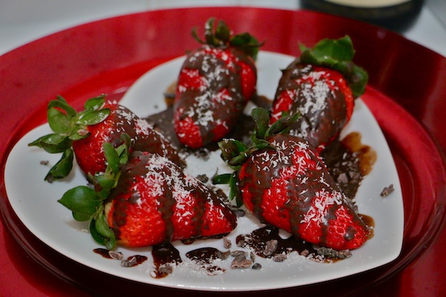 chocolate-coconut-drizzled-strawberries-2
