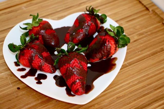 chocolate-drizzled-strawberries