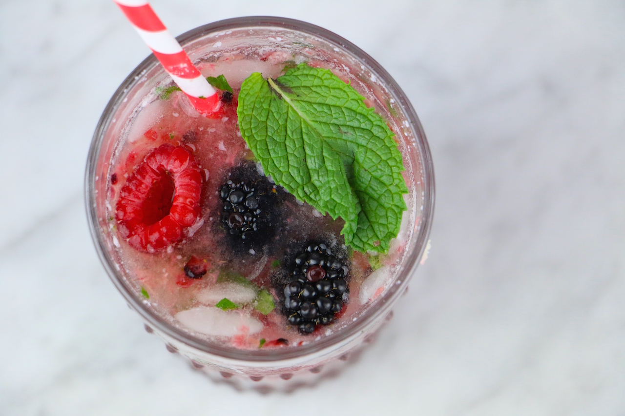 healthy-raspberry-blackberry-spritz-mojito