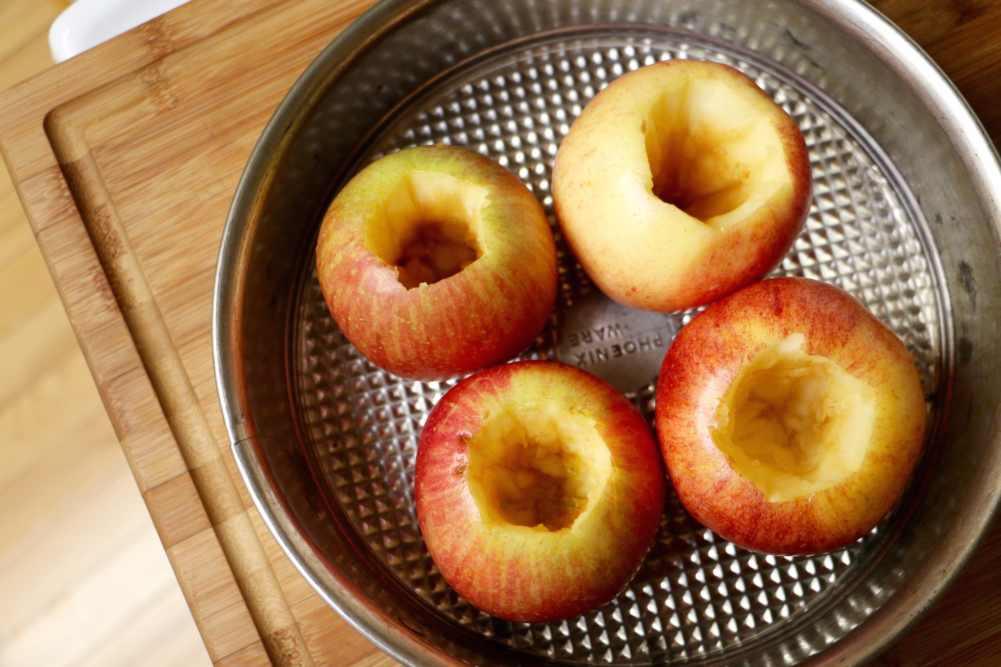 Свежие печеные яблоки. Печеные яблоки. Запеченные яблоки на сковороде. Яблоки печёные на сковороде. Запеченные яблоки на перекус.