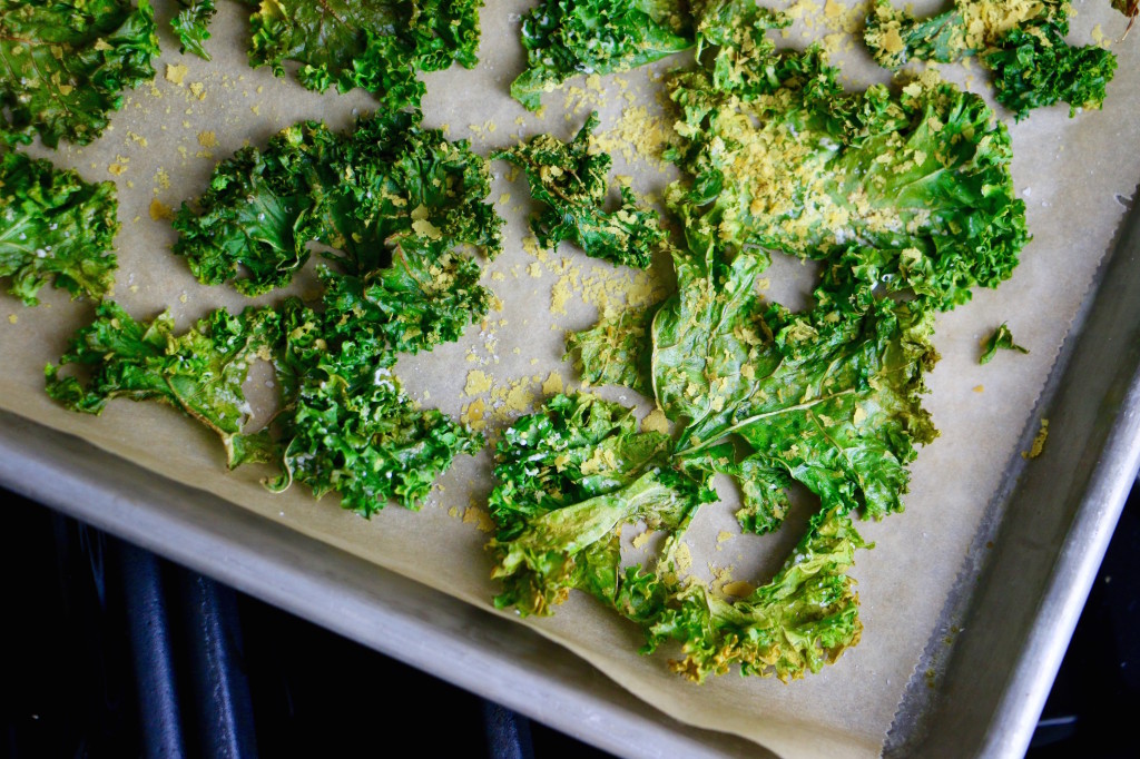 Cheesy Vegan Kale Chips
